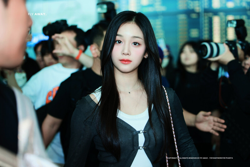 240626 BABYMONSTER Pharita at Incheon International Airport documents 1