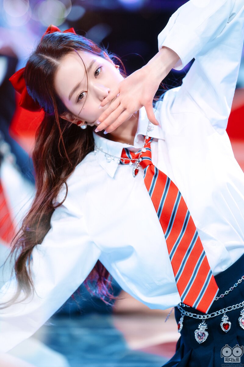 220410 IVE Wonyoung - 'LOVE DIVE' at Inkigayo documents 4