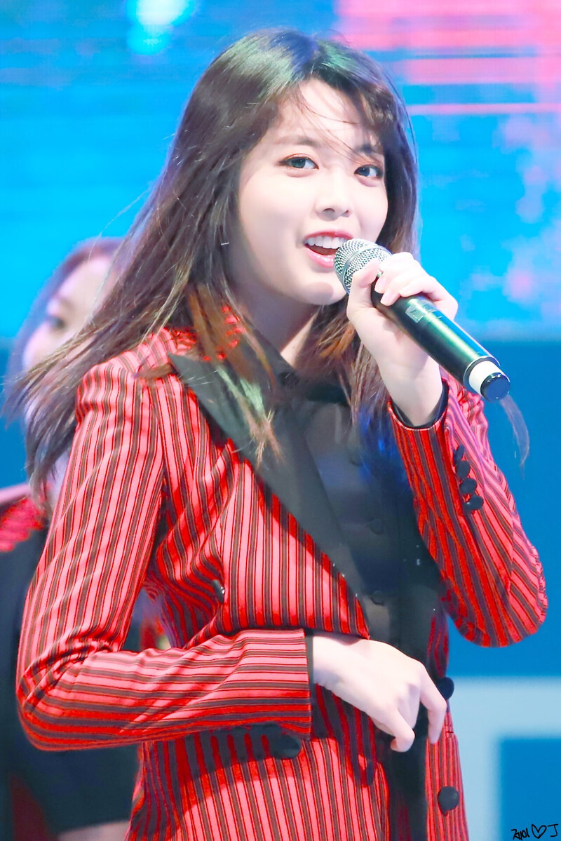 180508 Weki Meki Suyeon at Kyungsung University Festival documents 1