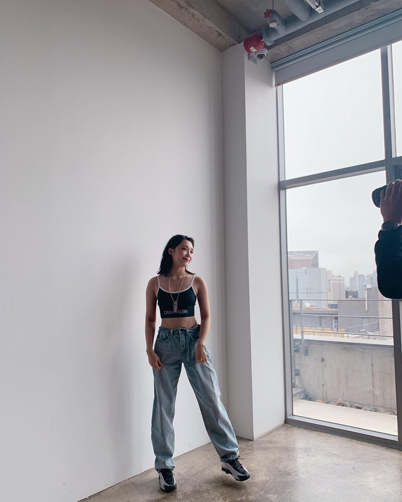 190312 Apink EUNJI instagram update - ELLE Magazine shoot behind documents 1