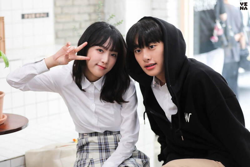 220217 Yuehua Naver Post - Yena with Jihan - World of My 17 S2 Behind documents 11