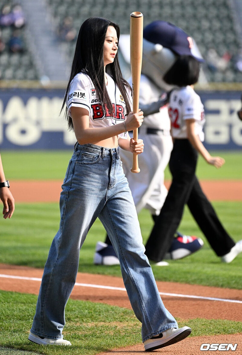 220507 LE SSERAFIM's Eunchae at 2022 KBO League: KT Wiz vs Doosan Bears documents 1