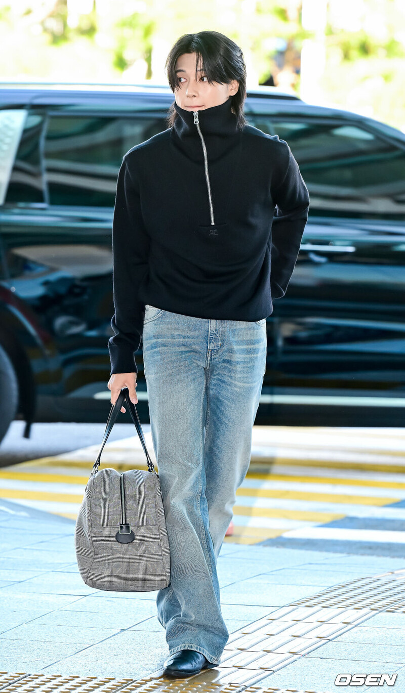 240924 ATEEZ Wooyoung at Incheon International Airport documents 1