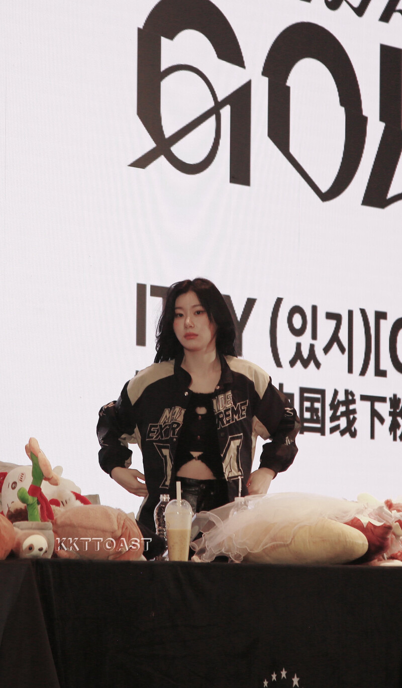 250104 ITZY Chaeryeong at Fansign in Guangzhou documents 4