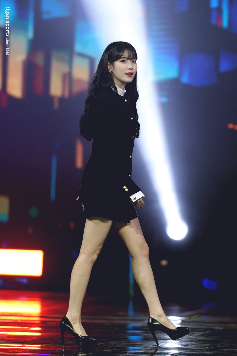 220108 IU at Golden Disc Awards documents 7