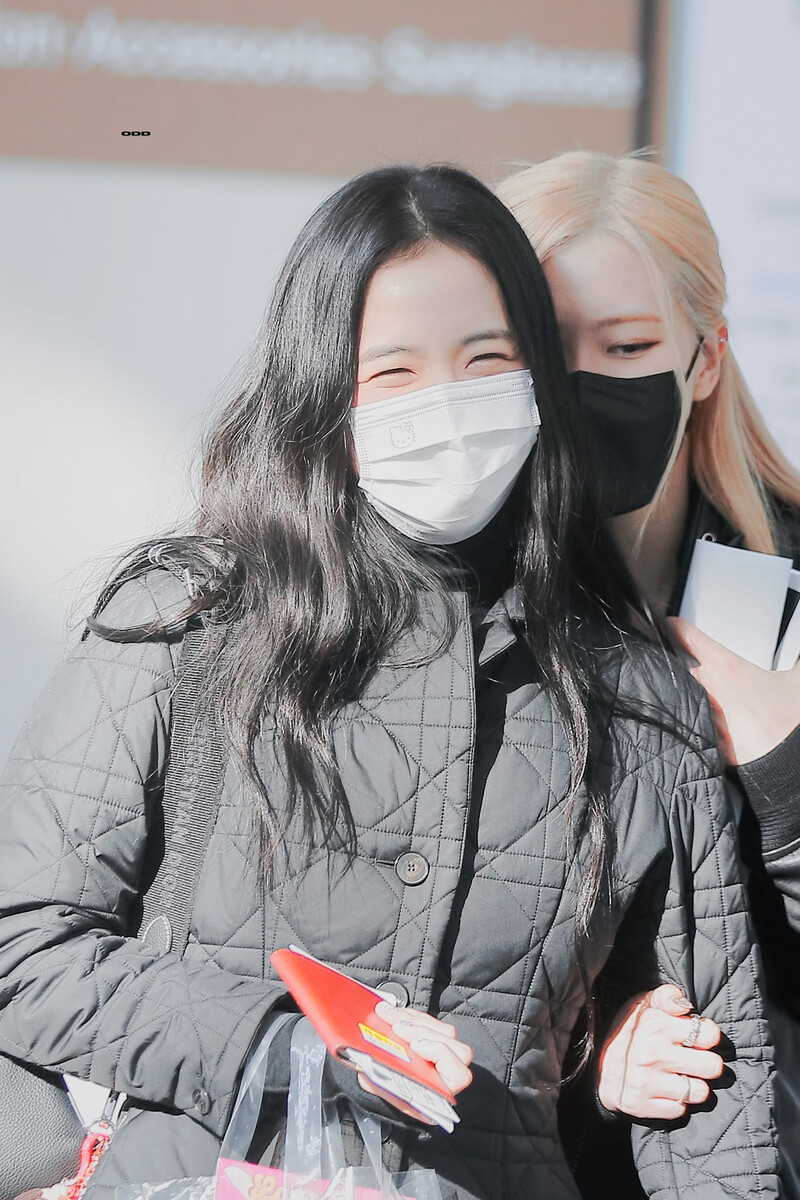 221021 BLACKPINK Jisoo - ICN Airport Departure documents 1