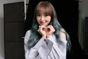 Behind the scenes AVAJAR photo shoot Cheng Xiao