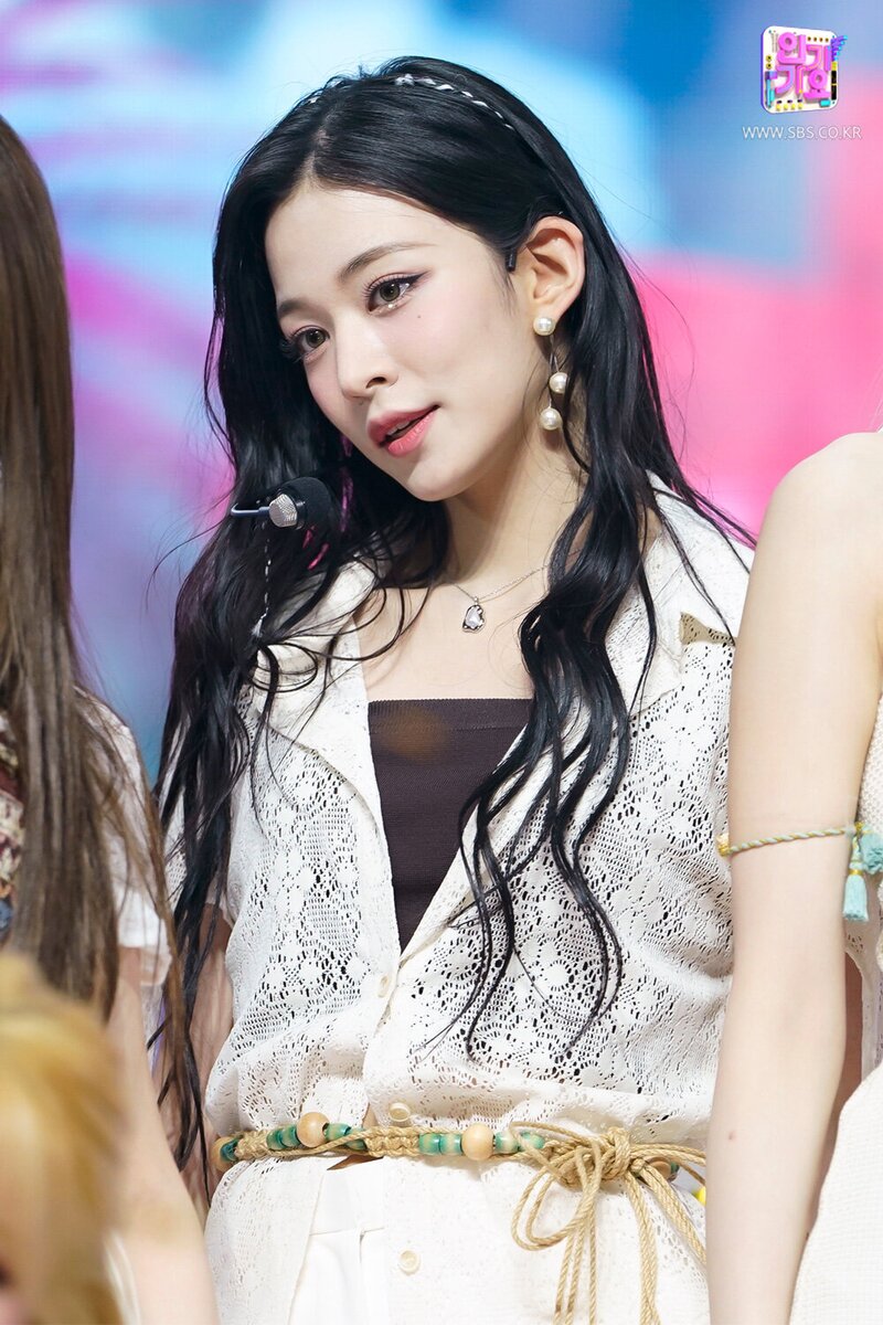 210530 fromis_9 - 'WE GO' at Inkigayo documents 7