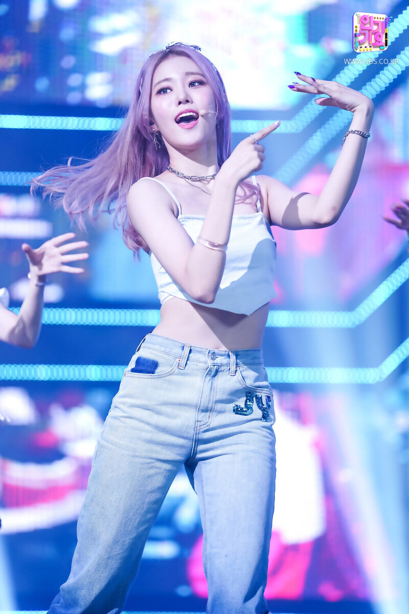 210815 Weeekly - 'Holiday Party' at Inkigayo documents 16