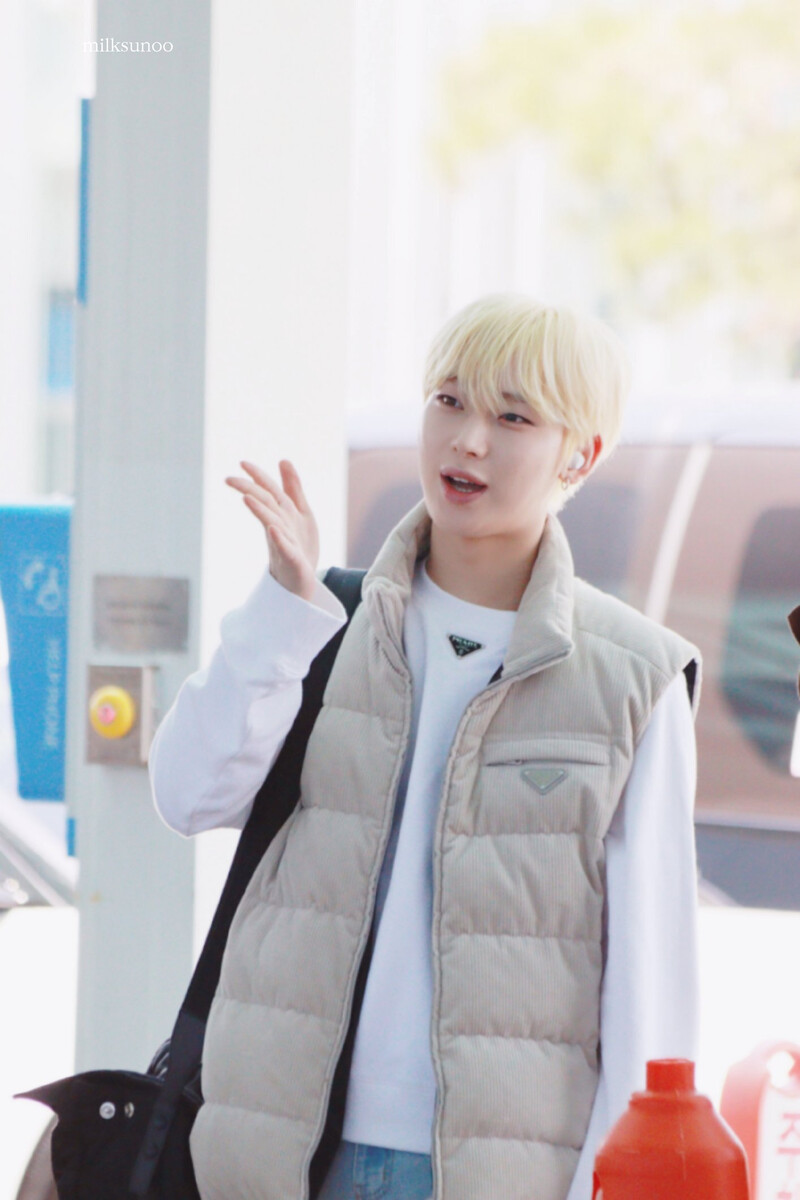 240422 Sunoo at ICN Airport documents 19
