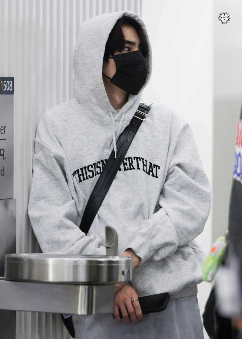 250105 WayV Xiaojun at Incheon International Airport documents 4