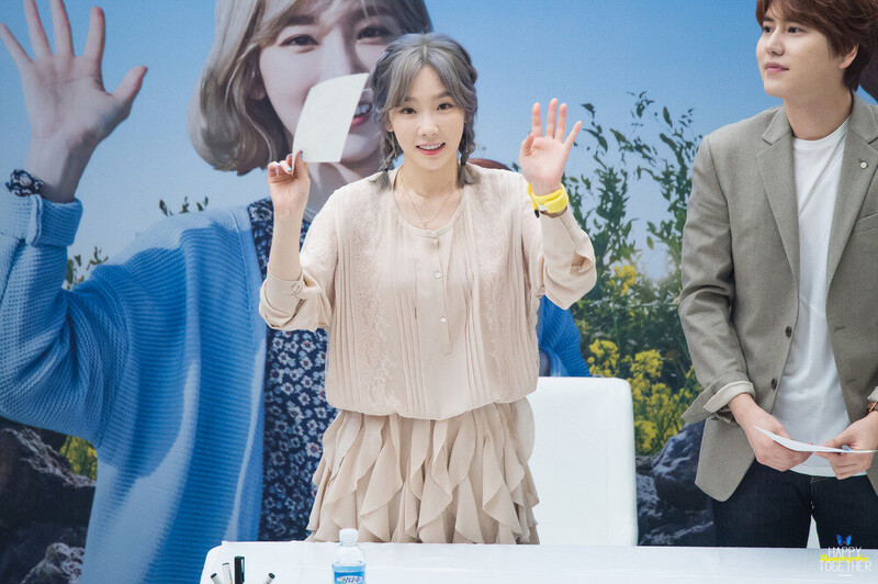 160923 Girls' Generation Taeyeon & Super Junior Kyuhyun at COEX 'Samdasoo' Fansign documents 21