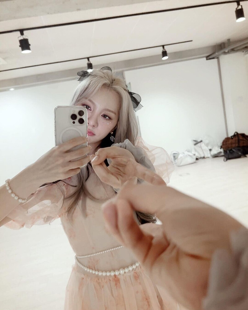 220528 Yiyeon Twitter Update (BVNDIT) documents 2