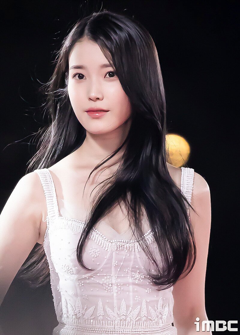 221125 IU at 43rd Blue Dragon Film Awards Red Carpet documents 14