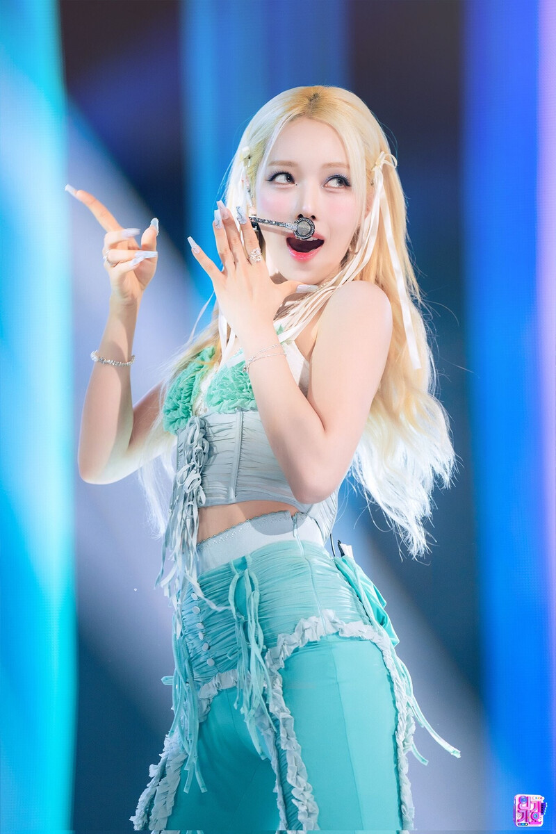 240821 KARD SOMIN - Tell My Momma at SBS Inkigayo documents 2