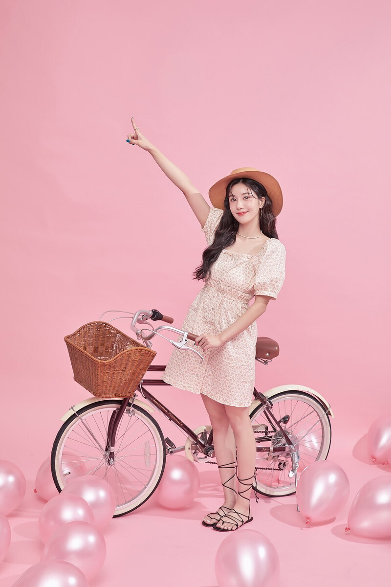 KWON EUN BI - 'Color Concept - Pastel Pink' [A photo book of KWON EUN BI enjoying her picnic time] documents 2