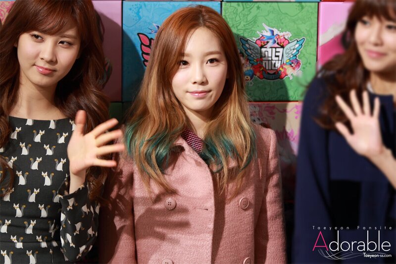 130102 Girls' Generation Taeyeon at SM Pop-up store documents 2