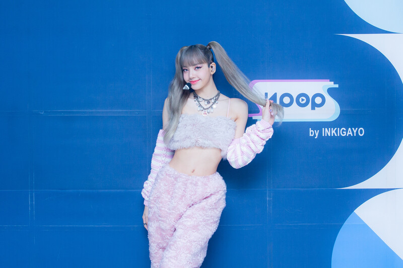 210926 SBS Twitter Update - Lisa at Inkigayo Photowall documents 2