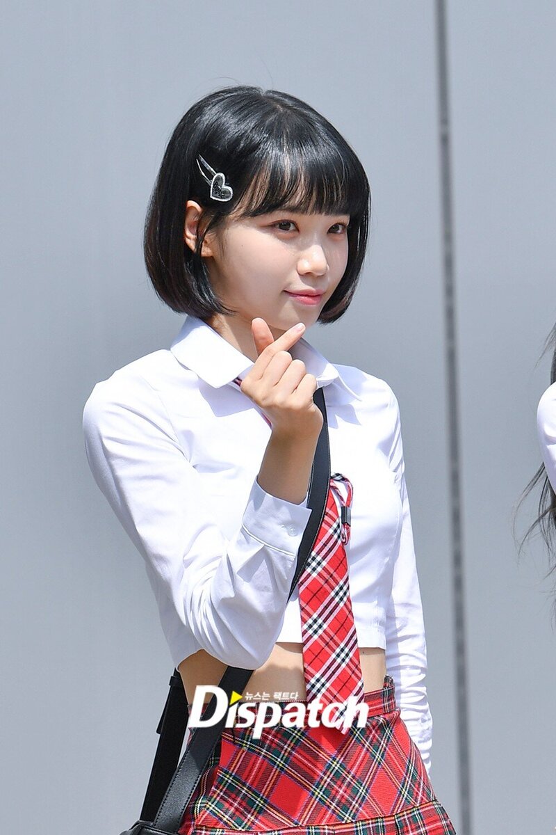 220428 LE SSERAFIM's Chaewon on the Way to "Knowing Brothers" filming by Dispatch documents 3