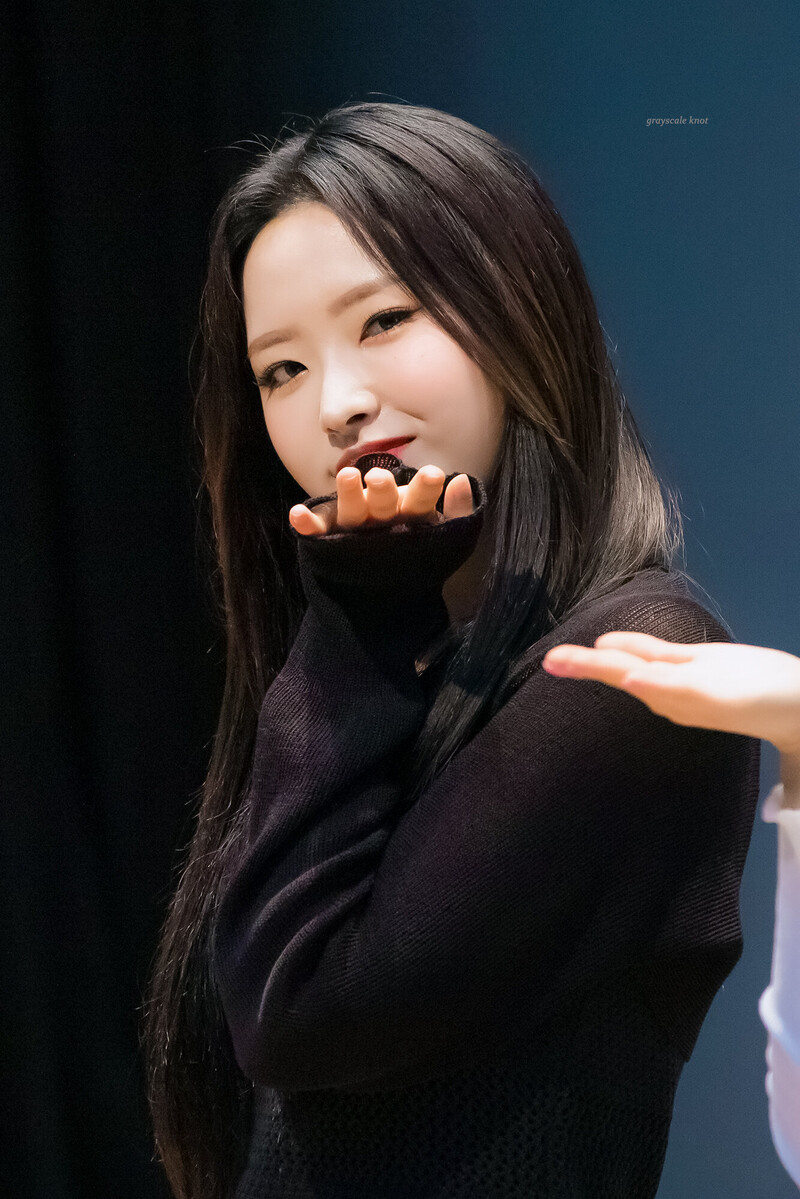 220702 LOONA Olivia Hye documents 5