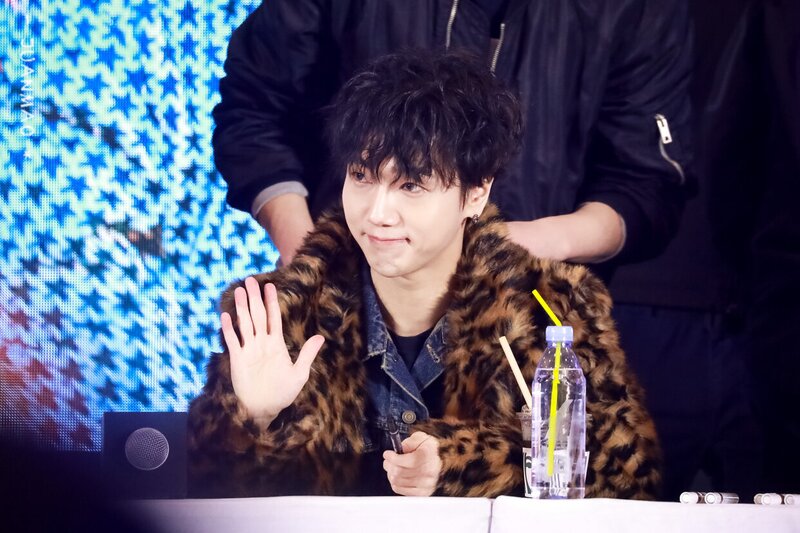 200105 Super Junior Yesung at 'Timeslip' Fansign in Chengdu documents 1