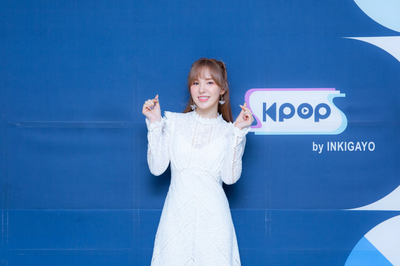 210411 SBS Twitter Update - Wendy at Inkigayo Photowall documents 3
