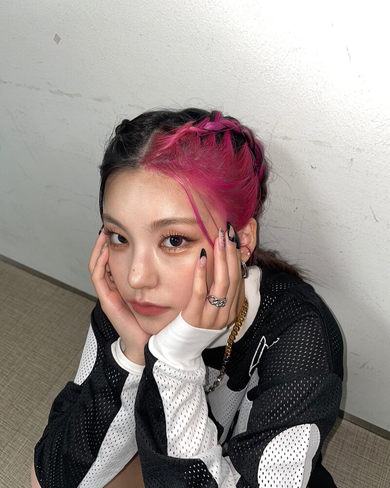 211015 ITZY Instagram Update - Yeji documents 8