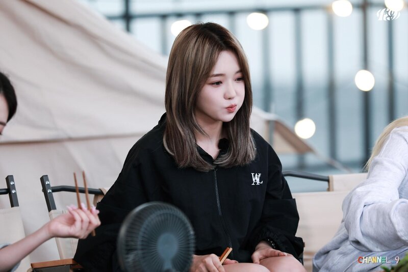 211103 fromis_9 Weverse Update - <CHANNEL_9> EP9-11 Behind Photo Sketch documents 8