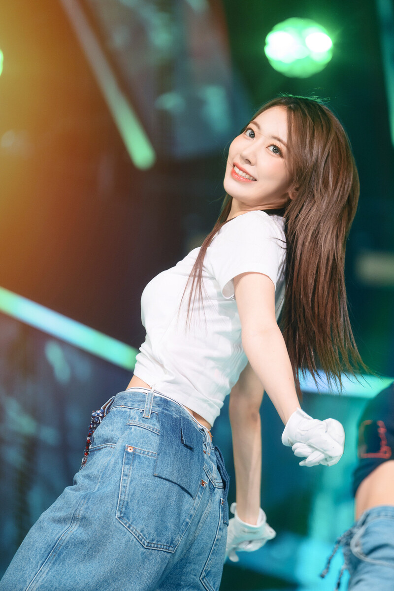 221023 LE SSERAFIM Sakura - 'ANTIFRAGILE' at Inkigayo documents 14