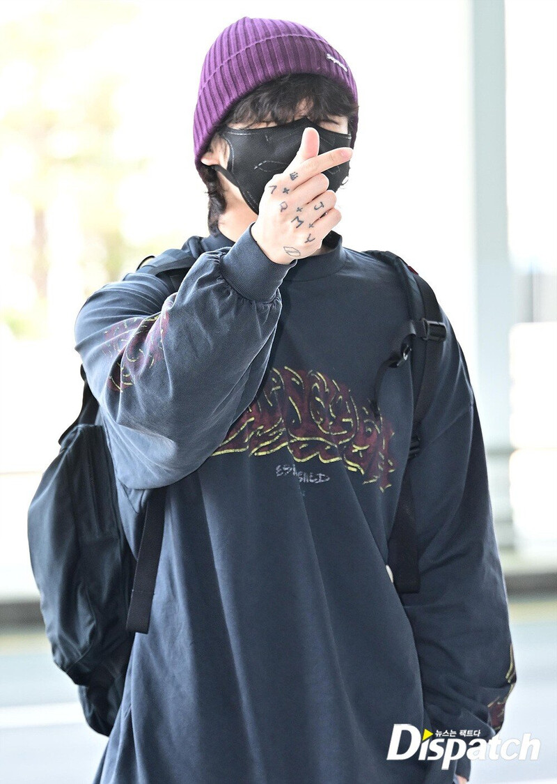 230614 BTS Jungkook at Incheon International Airport documents 1