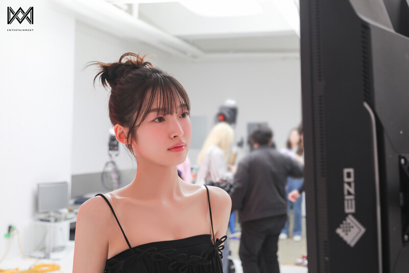 240520 WM Entertainment Naver Post with Arin - Singles Magazine Behind the Scenes documents 9