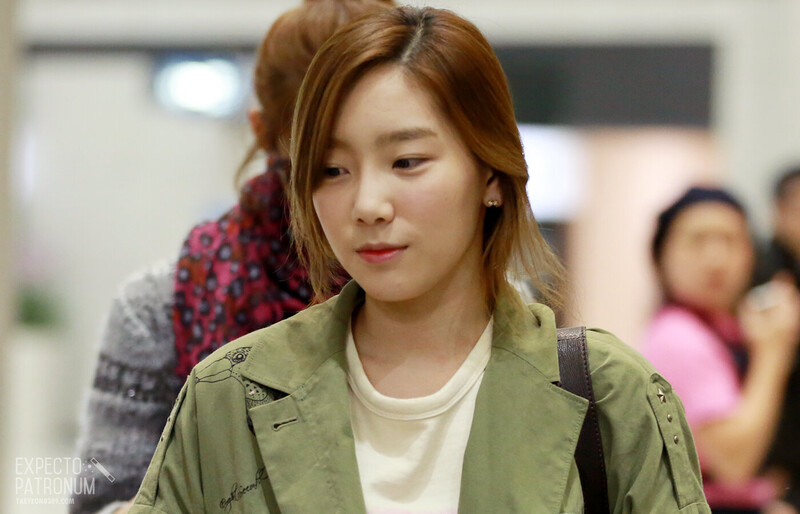 121112 Girls' Generation Taeyeon at Incheon Airport documents 1