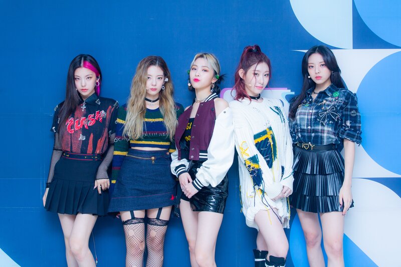 211010 SBS Twitter Update - ITZY at Inkigayo Photowall documents 1