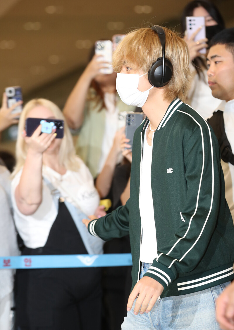 230704 BTS V at Incheon International Airport documents 5