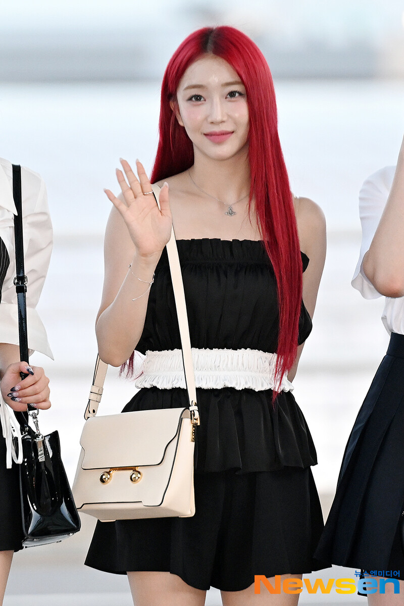 240724 STAYC Sumin at Incheon International Airport documents 5