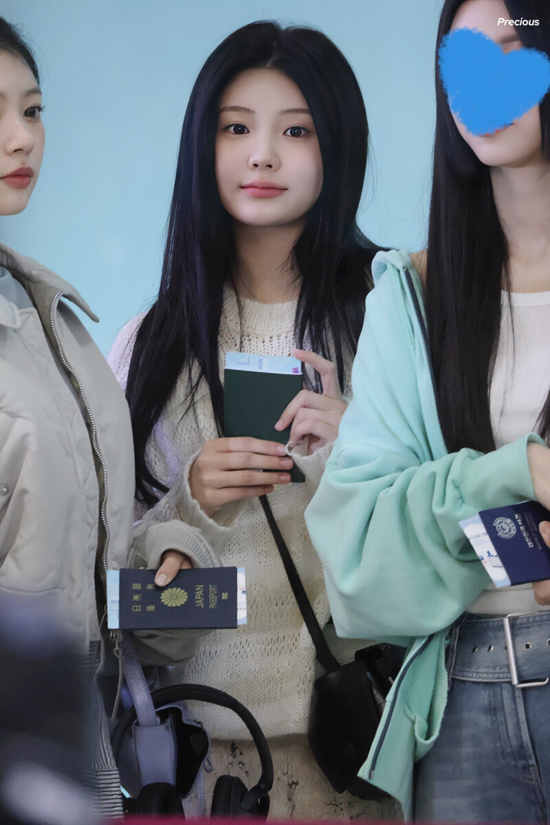 240510 ILLIT Wonhee at Gimpo International Airport documents 2