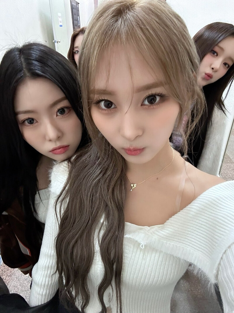 241117 - ICHILLIN' Members Twitter Update with JACKIE, CHOWON n E.JI documents 2