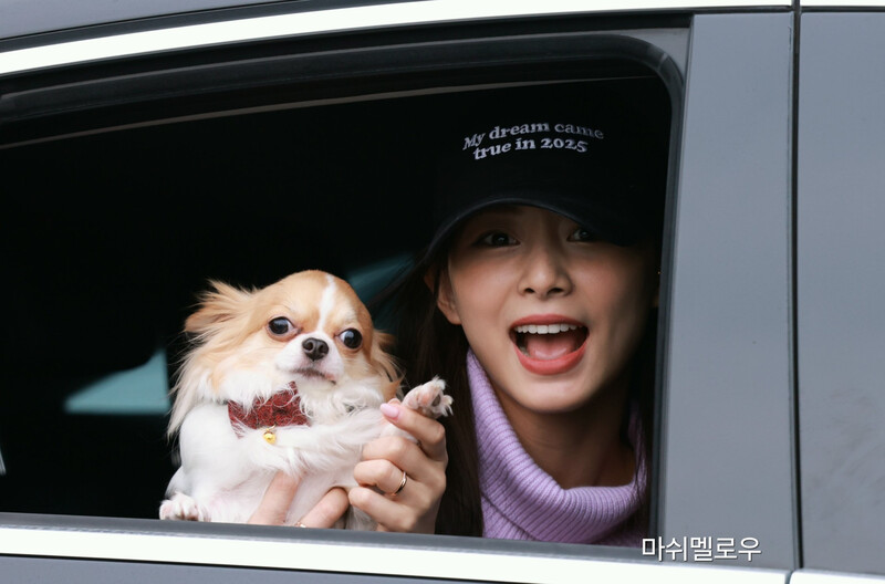 250101 Tzuyu at Gimpo Airport documents 1