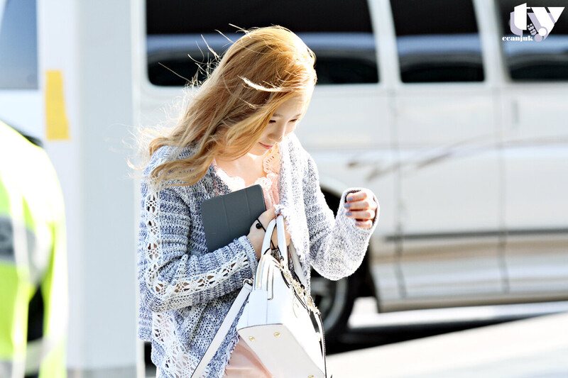 130329 Girls' Generation Taeyeon at Incheon Airport documents 1