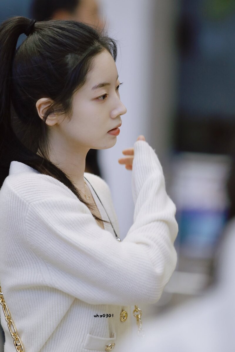 231006 TWICE Dahyun - GMP Airport documents 11