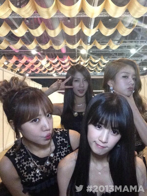 131122 MAMA Twitter Update - Apink