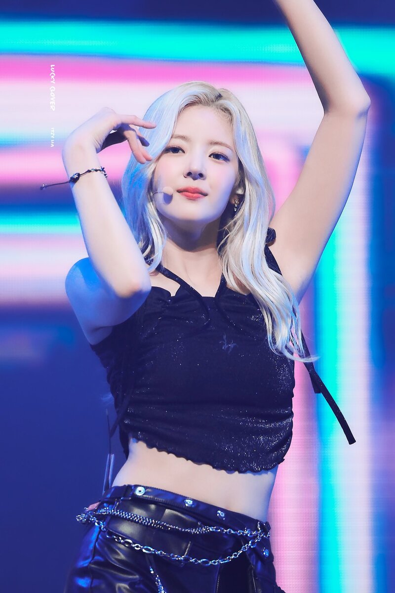 230617 ITZY Lia - Lotte Duty Free Family Concert documents 3