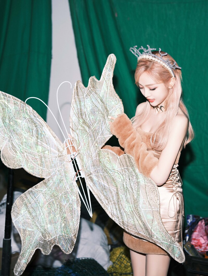 Xuan Yi "RSVP" Behind The Scenes documents 4