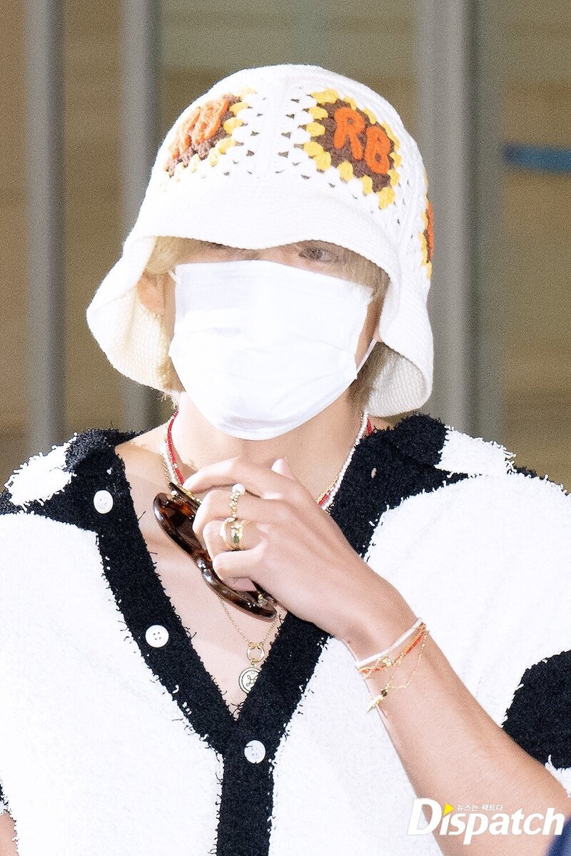 230609 BTS V at Incheon International Airport documents 4