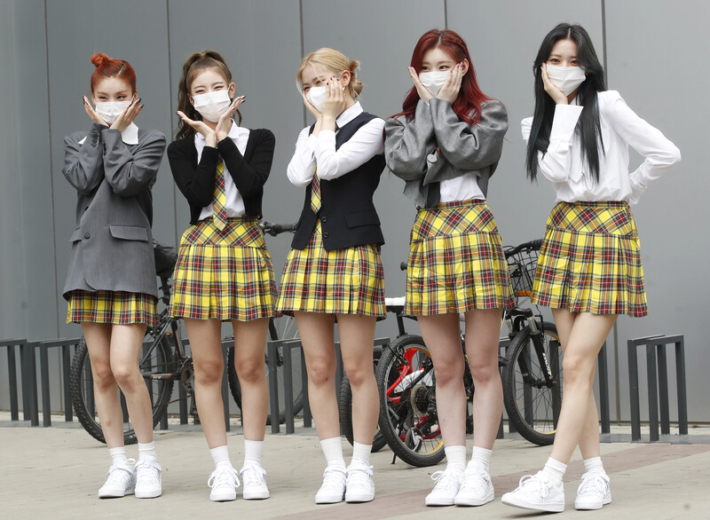 210422 ITZY on their way to film Knowing Brothers documents 16