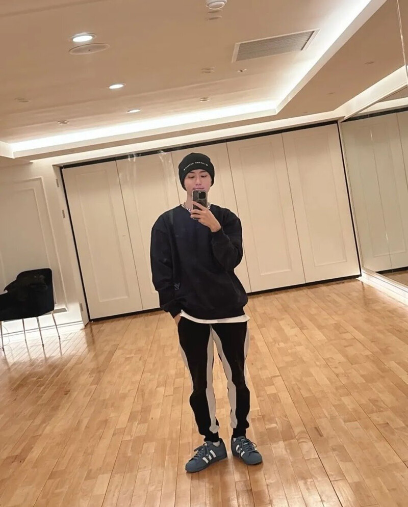 230209 Stray Kids Instagram Update - Han documents 4