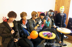 121030 SMTOWN Twitter Update - EXO-M