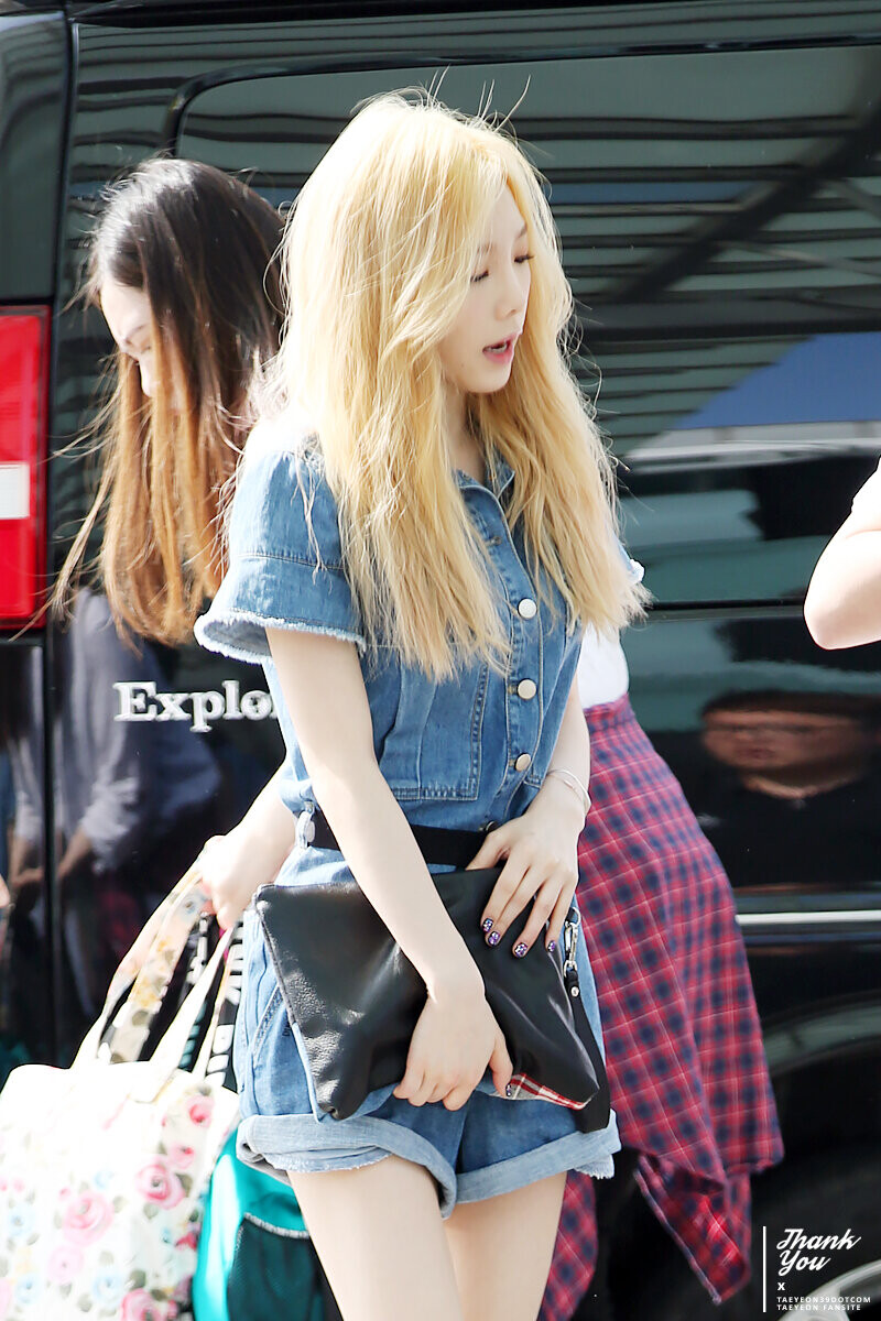 150610 Girls' Generation Taeyeon at Incheon Airport documents 22