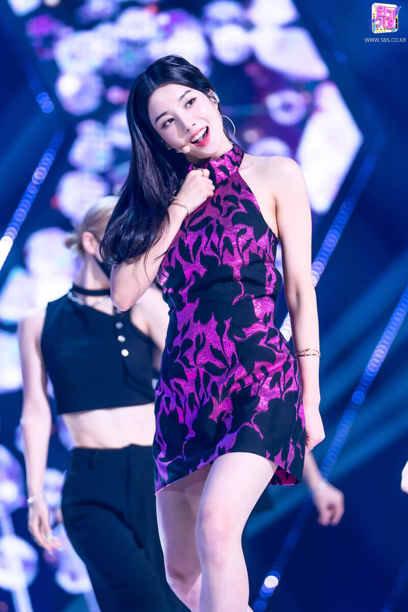 210912 Kwon Eunbi - 'Door' at Inkigayo documents 12