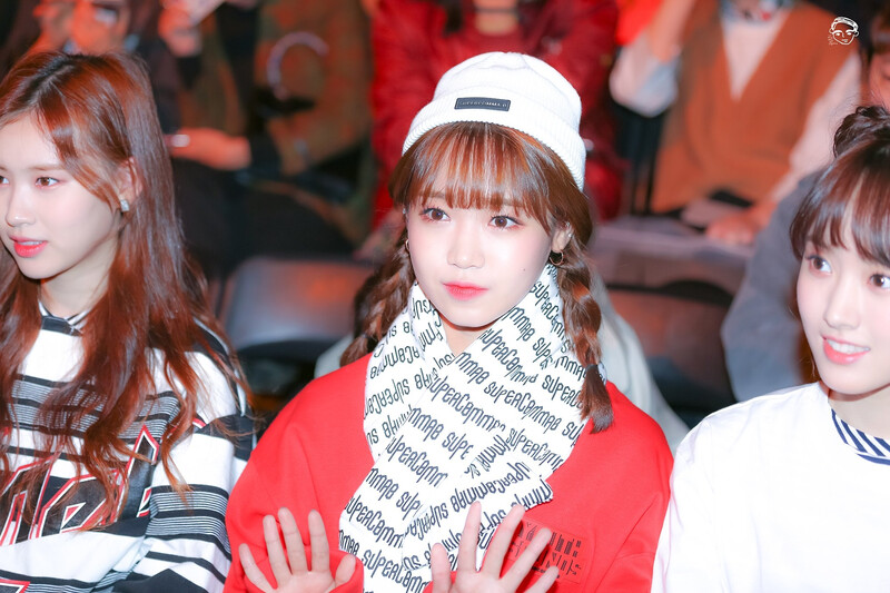 171017 Weki Meki Yoojung at Seoul Fashion Week 'HERA' documents 2